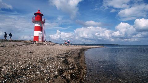 Der rot-weiß gestreifte Grisetaodde-Leuchtturm, Neno-Sund im Limfjord, Nordjütland, Dänemark, Europa.