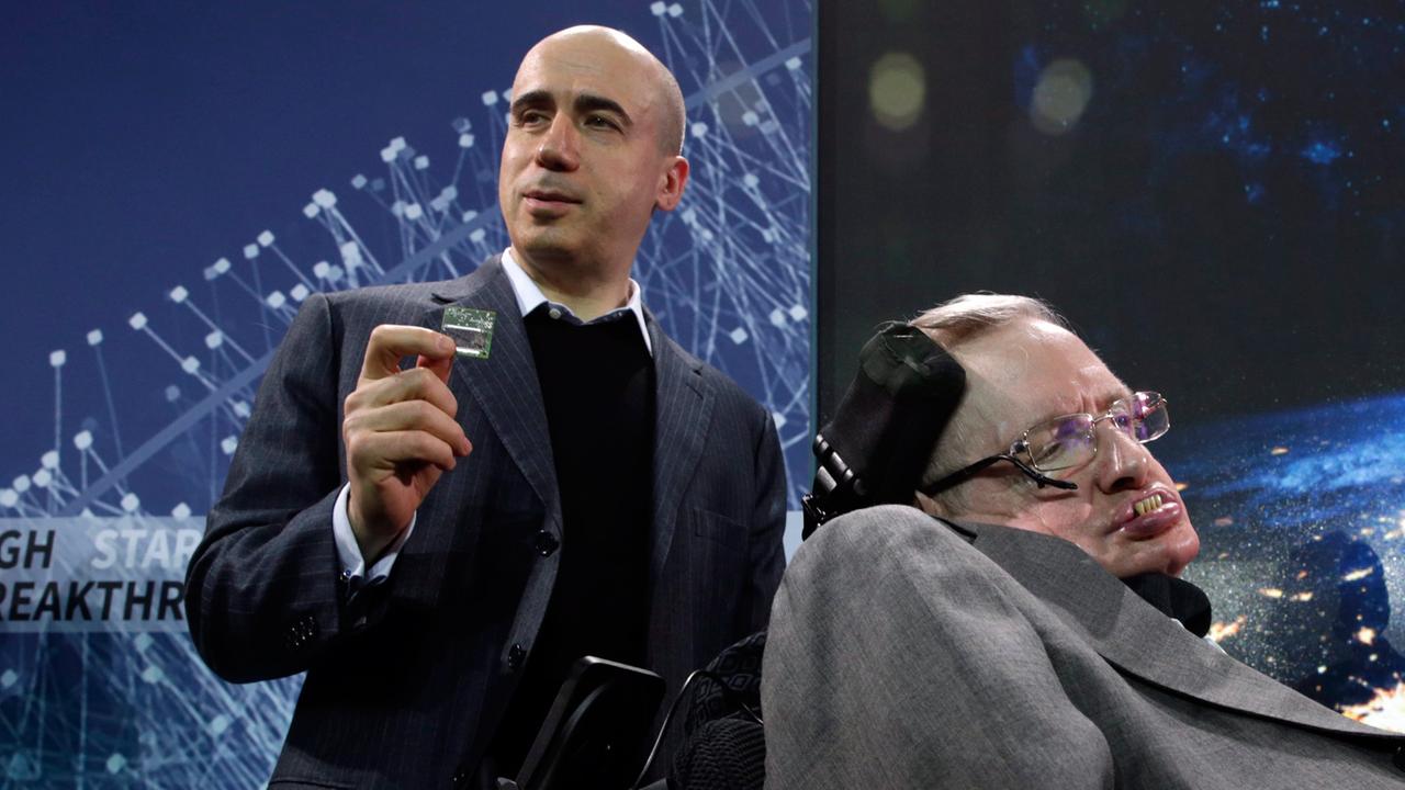 Der russische Milliardär Yuri Milner und der britische Astrophysiker Stephen Hawking stellen ihre Idee eines interstellaren Raumfahrzeugs vor: "Breakthrough Starshot" ist so groß wie eine Scheckkarte. Der russische Milliardär Yuri Milner und der britische Astrophysiker Stephen Hawking stellen ihre Idee eines interstellaren Raumfahrzeugs vor: "Breakthrough Starshot" ist so groß wie eine Scheckkarte.