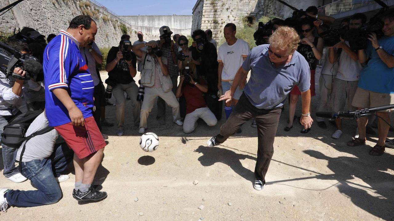Der europäische Grünen-Politiker Daniel Cohn-Bendit spielt in einer Pause während eines politischen Meetings im französischen Nimes Fußball.