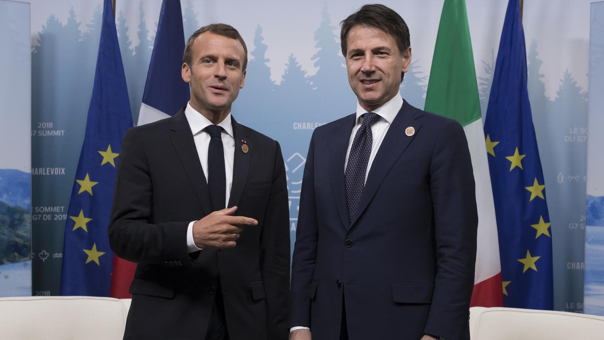 Frankreichs Präsident Emmanuel Macron trifft Italiens Premier Guiseppe Conte währende des G7 Gipfels in Charlevoix in Kanada am 08.06.2018 Frankreichs Präsident Emmanuel Macron trifft Italiens Premier Guiseppe Conte währende des G7 Gipfels in Charlevoix in Kanada am 08.06.2018
