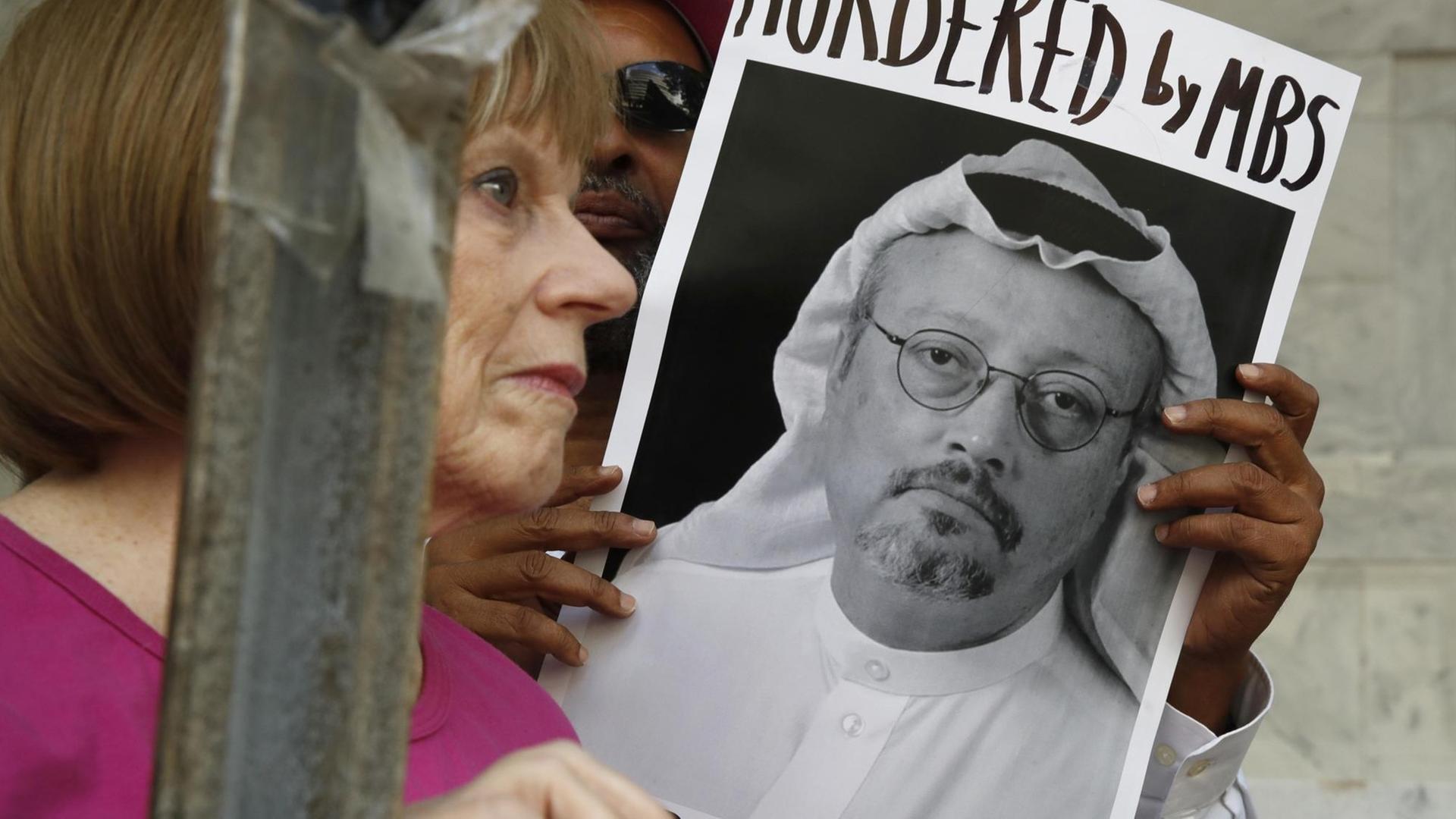 10.10.2018, USA, Washington: Demonstranten halten vor der Botschaft des Königreich Saudi-Arabien in Washington Plakate mit dem Bild des in der Türkei vermissten Journalisten Dschamal Chaschukdschi. Foto: Jacquelyn Martin/AP/dpa +++ dpa-Bildfunk +++ 10.10.2018, USA, Washington: Demonstranten halten vor der Botschaft des Königreich Saudi-Arabien in Washington Plakate mit dem Bild des in der Türkei vermissten Journalisten Dschamal Chaschukdschi. Foto: Jacquelyn Martin/AP/dpa +++ dpa-Bildfunk +++