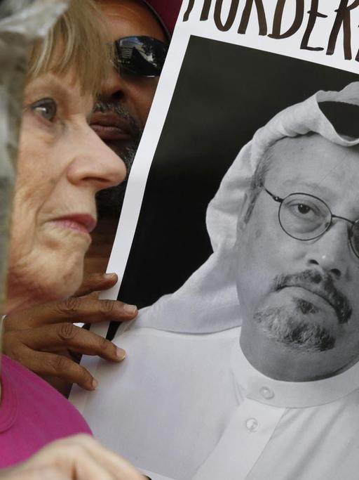 Demonstranten halten vor der Botschaft des Königreich Saudi-Arabien in Washington Plakate mit dem Bild des in der Türkei vermissten Journalisten Jamal Khashoggi