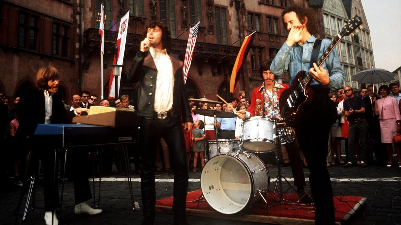 v.l.:Ray Manzarek (Hammond-Orgel), Jim Morrison (Sänger), John Densmore (Schlagzeug) und Robby Krieger (Gitarre), die legendäre US-Rockgruppe "The Doors", bei Fernsehaufnahmen vor dem Frankfurter Römer. Undatierte Aufnahme. | Verwendung weltweit v.l.:Ray Manzarek (Hammond-Orgel), Jim Morrison (Sänger), John Densmore (Schlagzeug) und Robby Krieger (Gitarre), die legendäre US-Rockgruppe "The Doors", bei Fernsehaufnahmen vor dem Frankfurter Römer. Undatierte Aufnahme. | Verwendung weltweit
