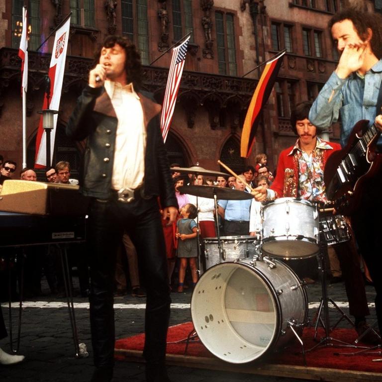 v.l.:Ray Manzarek (Hammond-Orgel), Jim Morrison (Sänger), John Densmore (Schlagzeug) und Robby Krieger (Gitarre), die legendäre US-Rockgruppe "The Doors", bei Fernsehaufnahmen vor dem Frankfurter Römer. Undatierte Aufnahme. | Verwendung weltweit