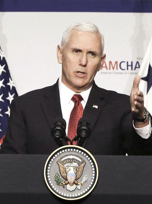 US-Vizepräsident Mike Pence spricht hinter einem Podium.