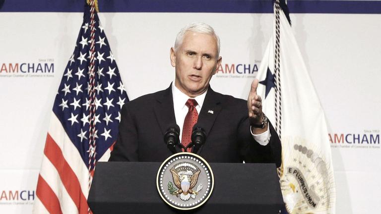 US-Vizepräsident Mike Pence spricht hinter einem Podium. US-Vizepräsident Mike Pence spricht hinter einem Podium.