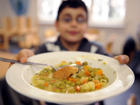 Gemüseeintopf zum Mittagessen gibt es in dieser Grundschule. Gemüseeintopf zum Mittagessen gibt es in dieser Grundschule.