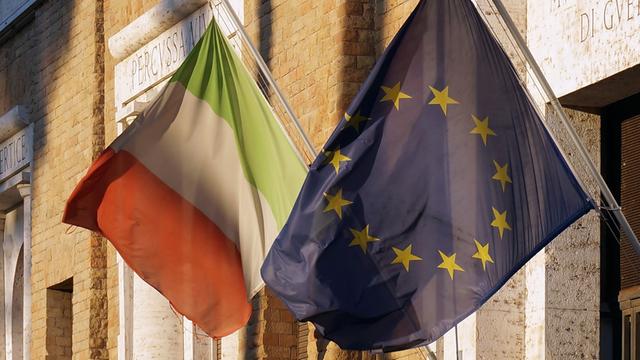 Die Flaggen Italiens und der Europäischen Union (EU) wehen über dem Eingang eines Gebäudes in Rom,