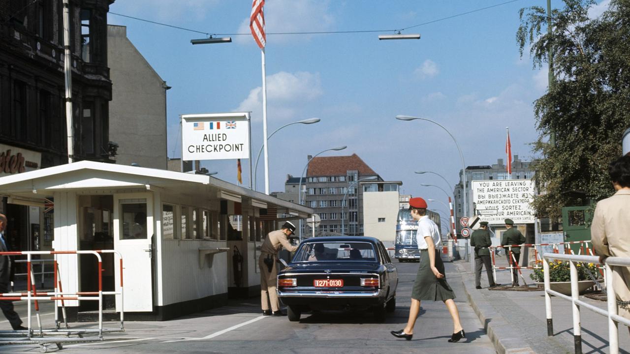 Checkpoint Charlie in der Friedrichstrasse in Berlin. Der Grenzübergang ist für Diplomaten und Ausländer. Aufnahme aus den 1960er Jahren. Checkpoint Charlie in der Friedrichstrasse in Berlin. Der Grenzübergang ist für Diplomaten und Ausländer. Aufnahme aus den 1960er Jahren.