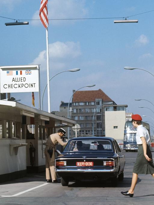 Checkpoint Charlie in der Friedrichstrasse in Berlin. Der Grenzübergang ist für Diplomaten und Ausländer. Aufnahme aus den 1960er Jahren.