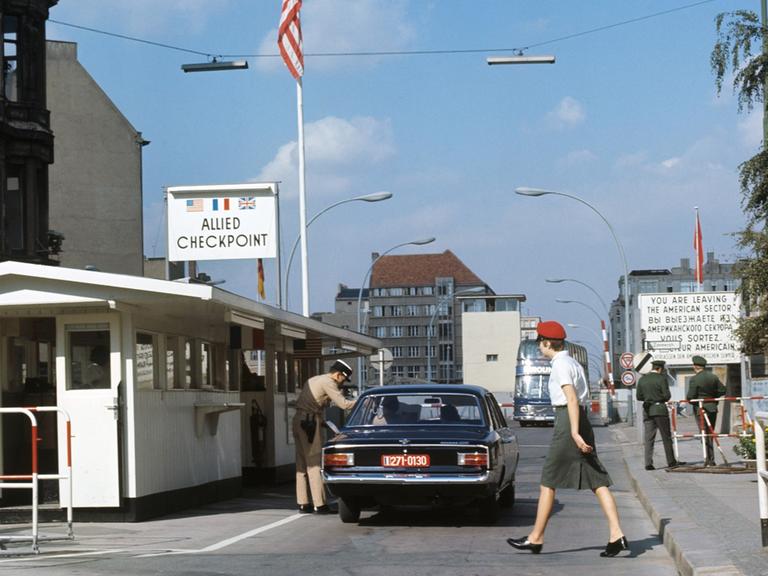 Checkpoint Charlie in der Friedrichstrasse in Berlin. Der Grenzübergang ist für Diplomaten und Ausländer. Aufnahme aus den 1960er Jahren.