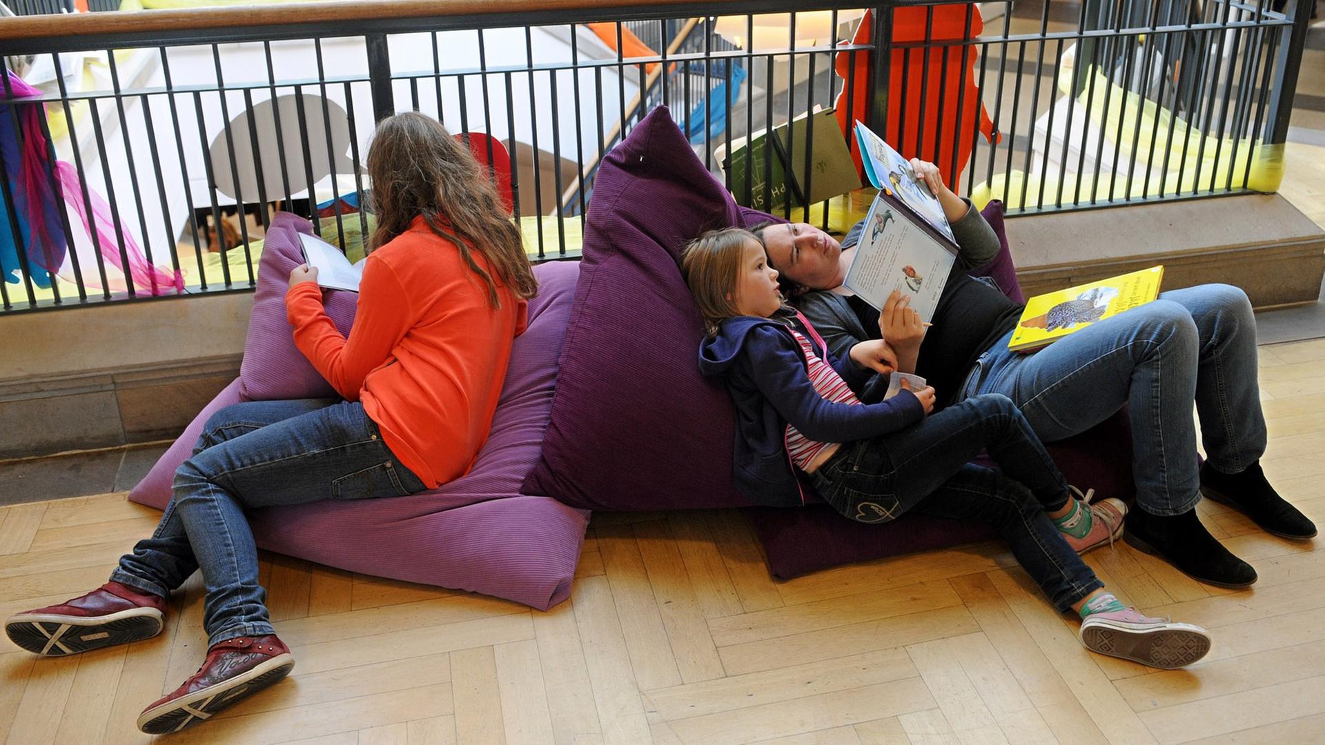 Besucher lesen am 03.11.2013 auf der Kinder- und Jugendbuchmesse (KIBUM) in Oldenburg (Niedersachsen) neue Kinder- und Jugendbücher. Besucher lesen am 03.11.2013 auf der Kinder- und Jugendbuchmesse (KIBUM) in Oldenburg (Niedersachsen) neue Kinder- und Jugendbücher.