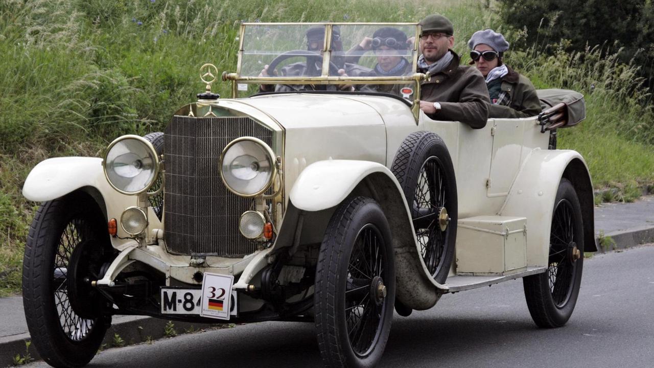 Ein voll besetzter Mercedes 32 95, Baujahr 1922, beim Kaiserpreisrennen in Bad Homburg Ein voll besetzter Mercedes 32 95, Baujahr 1922, beim Kaiserpreisrennen in Bad Homburg