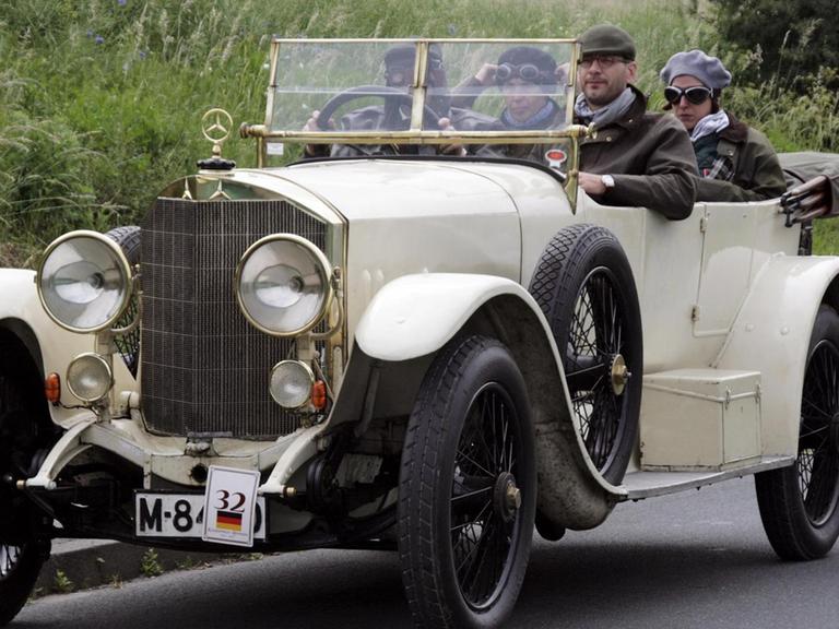 Ein voll besetzter Mercedes 32 95, Baujahr 1922, beim Kaiserpreisrennen in Bad Homburg