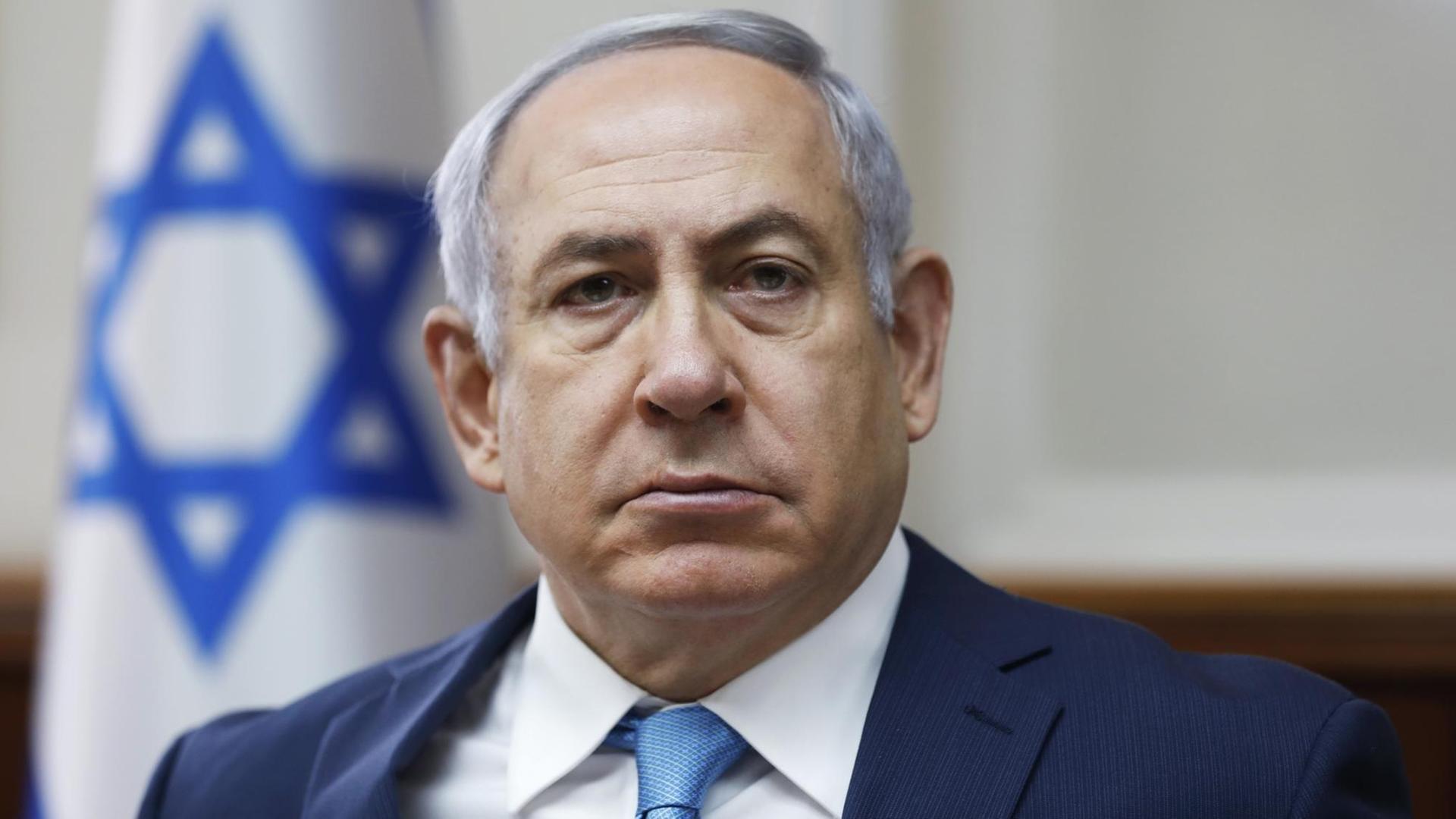 Der israelische Ministerpräsident Netanjahu vor einer Flagge seines Landes während einer Kabinettssitzung in Jerusalem. Der israelische Ministerpräsident Netanjahu vor einer Flagge seines Landes während einer Kabinettssitzung in Jerusalem.