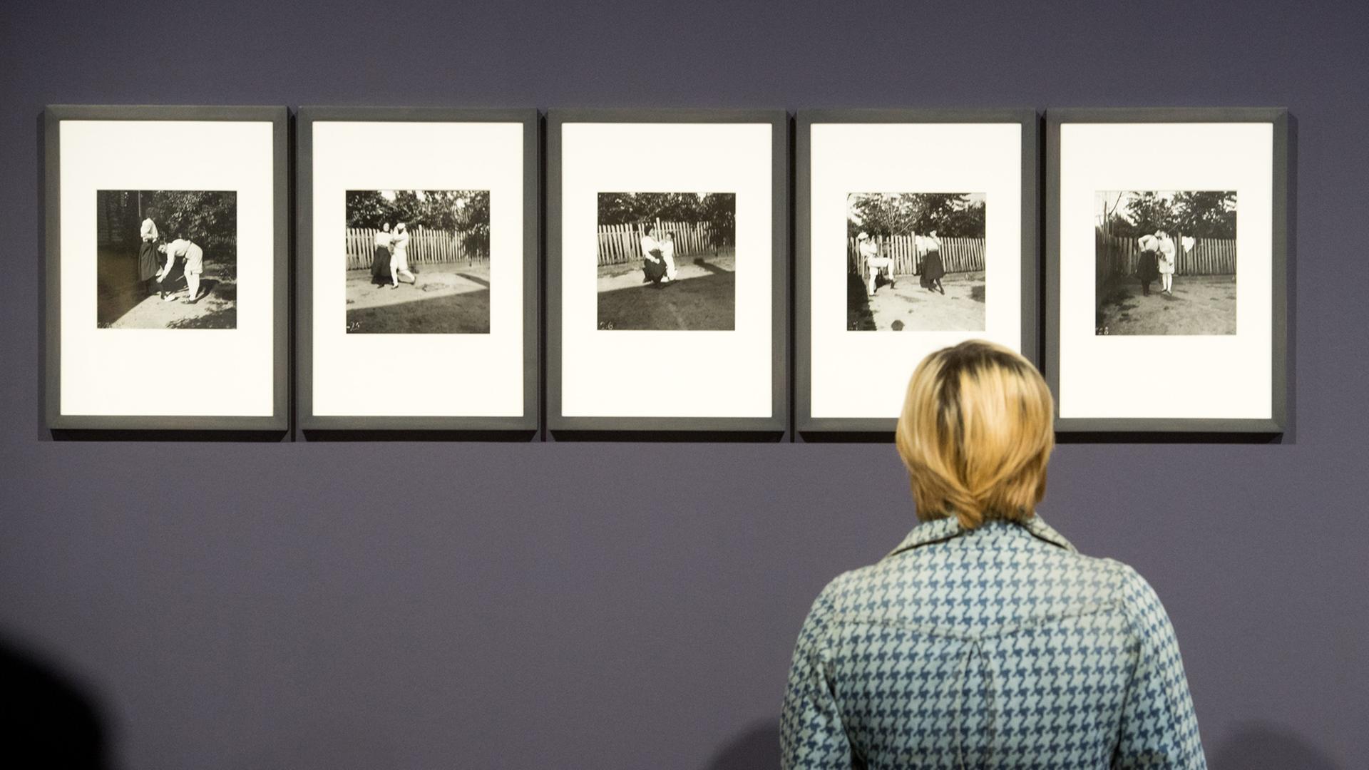Fotoaufnahmen "Zwei Mädchen parodieren eine Theaterszene" (1899/1900 Texas, USA) der Künstlerin Gabriele Münter, aufgenommen am 27.10.2017 in München (Bayern) im Kunstbau am Lenbachhaus in der Ausstellung "Gabriele Münter - Malen ohne Umschweife". Die Ausstellung ist von 31.10.2017 bis 08.04.2018 in München zu sehen. Foto: Tobias Hase/dpa | Verwendung weltweit Fotoaufnahmen "Zwei Mädchen parodieren eine Theaterszene" (1899/1900 Texas, USA) der Künstlerin Gabriele Münter, aufgenommen am 27.10.2017 in München (Bayern) im Kunstbau am Lenbachhaus in der Ausstellung "Gabriele Münter - Malen ohne Umschweife". Die Ausstellung ist von 31.10.2017 bis 08.04.2018 in München zu sehen. Foto: Tobias Hase/dpa | Verwendung weltweit