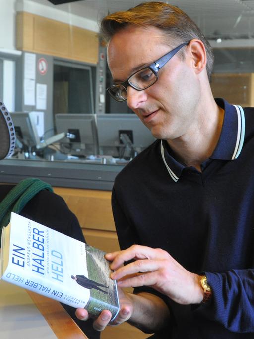Andreas Wenderoth mit seinem Buch "Ein halber Held" in der Sendung "Lesart" im Deutschlandradio Kultur