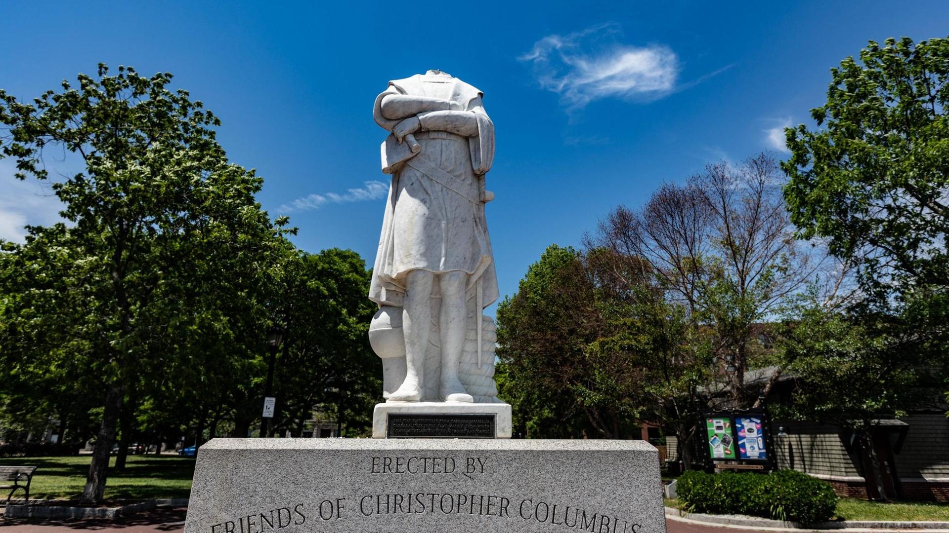 Kopflose weiße Statue vor blauem Himmel in einem Park. Kopflose weiße Statue vor blauem Himmel in einem Park.