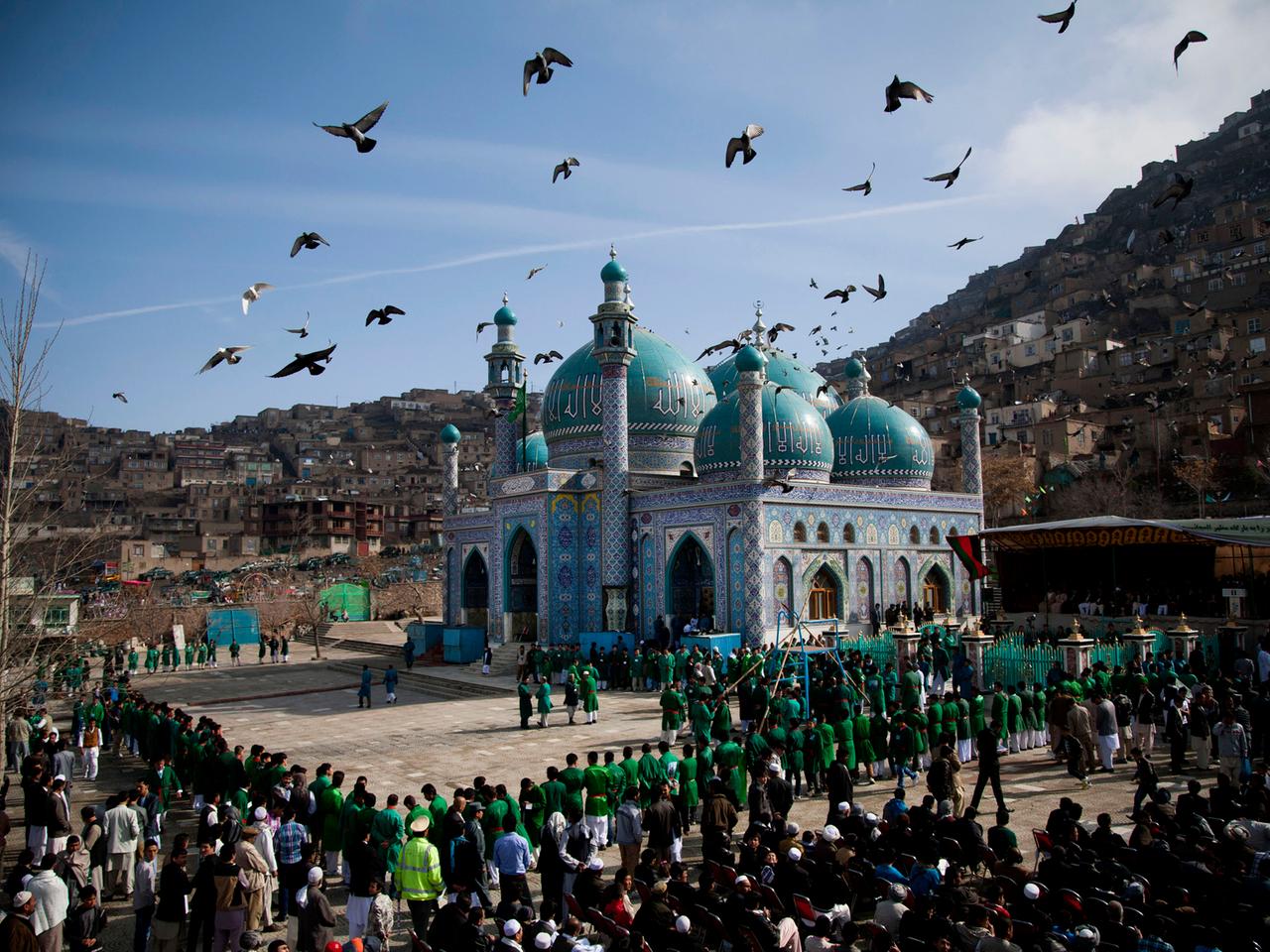 Hunderte von Afghanen versammeln sich an der Kart-e Sakhi Moschee in Kabul. Hunderte von Afghanen versammeln sich an der Kart-e Sakhi Moschee in Kabul.