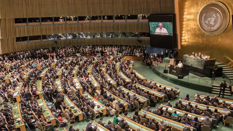 Die Vollversammlung der Vereinten Nationen tagt - hier spricht gerade Papst Franziskus