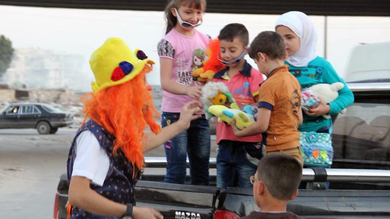 Anas al-Bascha im Kostüm zusammen mit Kindern. 
