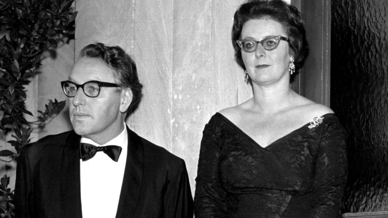 Der Opernregisseur und Leiter der Bayreuther Festspiele, Wieland Wagner, zusammen mit seiner Ehefrau Gertrud am 1.8.1960. Der Opernregisseur und Leiter der Bayreuther Festspiele, Wieland Wagner, zusammen mit seiner Ehefrau Gertrud am 1.8.1960.