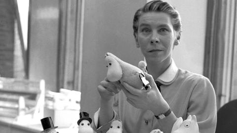 Tove Jansson, finnische Künstlerin, mit ihren Mumin-Figuren im Jahr 1956.