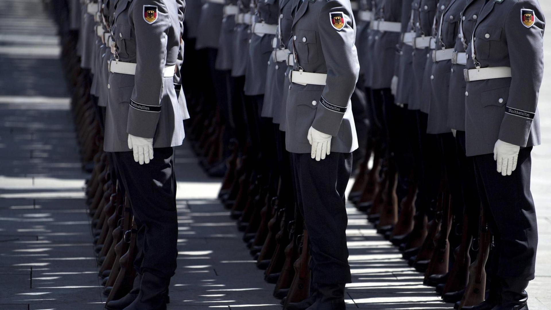 Deutsche Soldaten beim Appell am 13.8.2018 vor dem Kanzleramt in Berlin im Rahmen vom Besuch des bosnischen Vorsitzenden des Ministerrats. Deutsche Soldaten beim Appell am 13.8.2018 vor dem Kanzleramt in Berlin im Rahmen vom Besuch des bosnischen Vorsitzenden des Ministerrats.