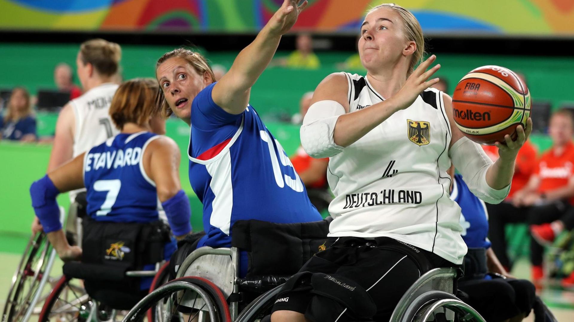 Die Spielerin Mareike Miller versucht den Korb zu treffen. Die Spielerin Mareike Miller versucht den Korb zu treffen.