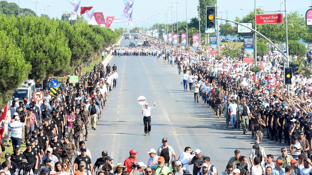 Der Vorsitzende der türkischen Oppositionspartei CHP, Kemal Kilicdaroglu, läuft in der Mitte einer Menschenmenge die letzten Meter des von ihm initierten Protestmarsches von Ankara nach Istanbul. Der Vorsitzende der türkischen Oppositionspartei CHP, Kemal Kilicdaroglu, läuft in der Mitte einer Menschenmenge die letzten Meter des von ihm initierten Protestmarsches von Ankara nach Istanbul.