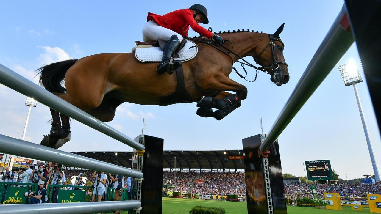 19.07.2018, Nordrhein-Westfalen, Aachen: CHIO, Pferdesport, Springen. Die deutsche Reiterin Laura Klaphake auf dem Pferd Catch Me If You Can springt beim Nationenpreis über ein Hindernis. Foto: Uwe Anspach/dpa | Verwendung weltweit 19.07.2018, Nordrhein-Westfalen, Aachen: CHIO, Pferdesport, Springen. Die deutsche Reiterin Laura Klaphake auf dem Pferd Catch Me If You Can springt beim Nationenpreis über ein Hindernis. Foto: Uwe Anspach/dpa | Verwendung weltweit
