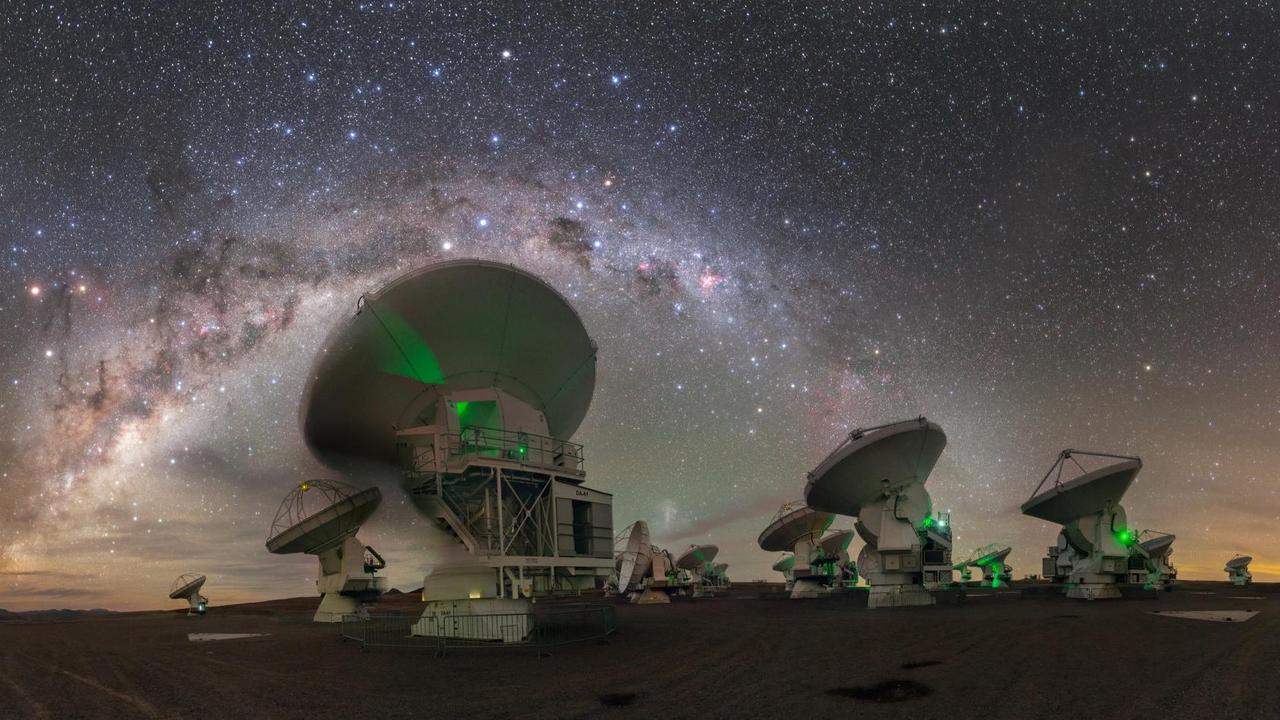 Die Teleskoanlage ALMA in Chile, über die sich das Band der Milchstraße spannt