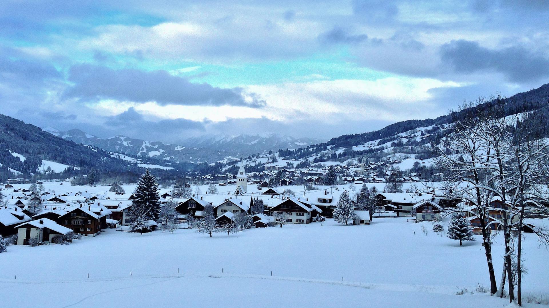 Blick auf das verschneite Bad Hindelang im Oberallgäu Blick auf das verschneite Bad Hindelang im Oberallgäu