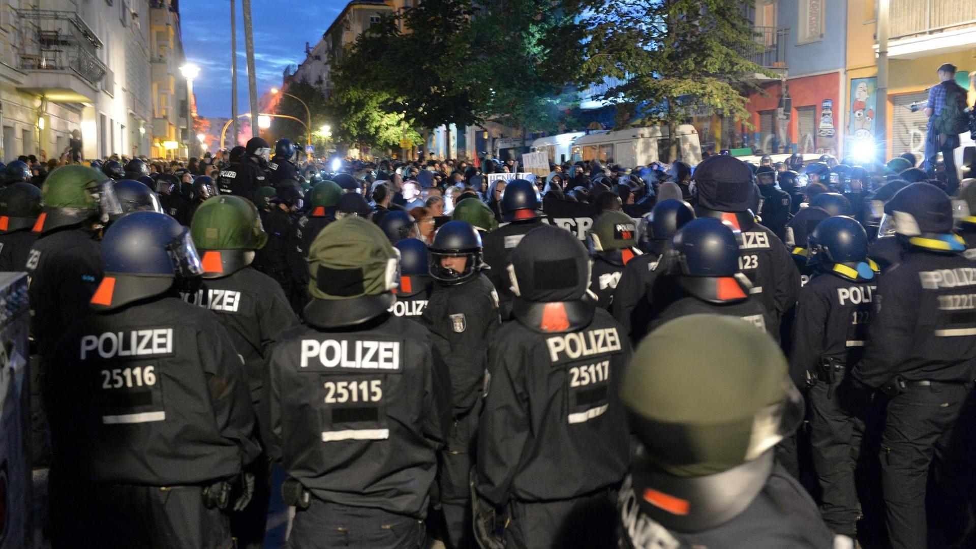 Polizisten stehen vor einem besetzten Haus in der Rigaer Straße am 09.07.2016 in Berlin bei einer Demonstration linker und linksextremer Gruppen Polizisten stehen vor einem besetzten Haus in der Rigaer Straße am 09.07.2016 in Berlin bei einer Demonstration linker und linksextremer Gruppen