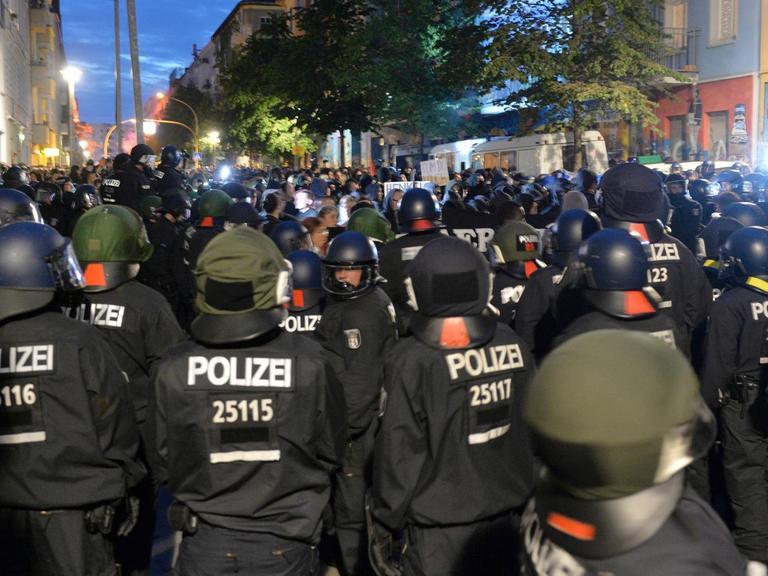 Polizisten stehen vor einem besetzten Haus in der Rigaer Straße am 09.07.2016 in Berlin bei einer Demonstration linker und linksextremer Gruppen
