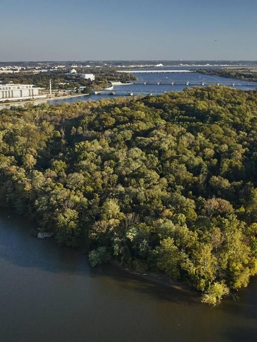 USA, Washington, D.C., Aerial photograph of Roosevelt Island in the Potomac River PUBLICATIONxINxGERxSUIxAUTxHUNxONLY BCDF00111 USA Washington D C Aerial Photo of Roosevelt Iceland in The Potomac River PUBLICATIONxINxGERxSUIxAUTxHUNxONLY BCDF00111