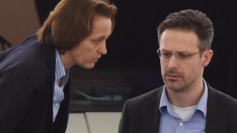 Beatrix von Storch beugt zu Marcus Pretzell herüber. Beatrix von Storch beugt zu Marcus Pretzell herüber.