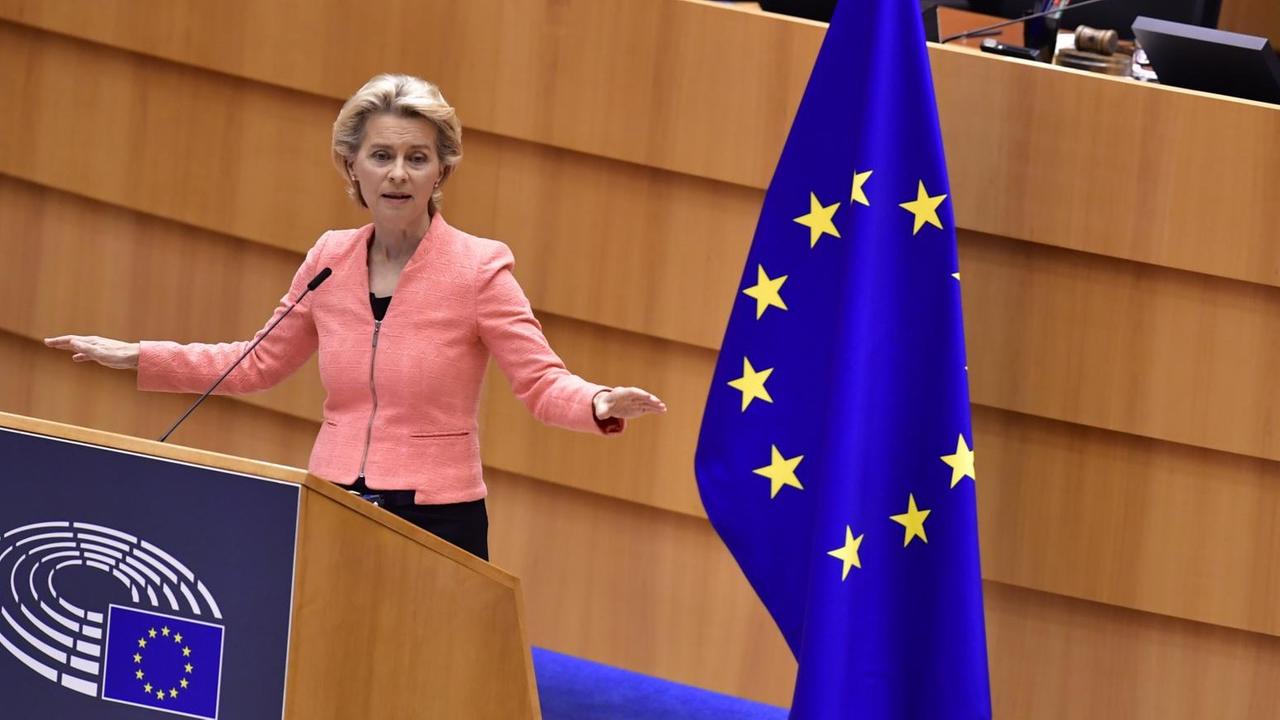 EU-Kommissionspräsidentin Ursula von der Leyen während ihrer ersten Rede zur Lage der EU im Europäischen Parlament in Brüssel. Sie steht am Rednerpult, rechts neben ihr eine EU-Flagge. EU-Kommissionspräsidentin Ursula von der Leyen während ihrer ersten Rede zur Lage der EU im Europäischen Parlament in Brüssel. Sie steht am Rednerpult, rechts neben ihr eine EU-Flagge.