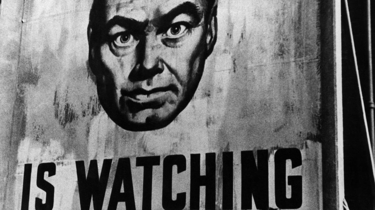 Wandbild von "Big Brother": Szene aus der britischen Verfilmung von George Orwells "1984" in den 1950er-Jahren. Wandbild von "Big Brother": Szene aus der britischen Verfilmung von George Orwells "1984" in den 1950er-Jahren.