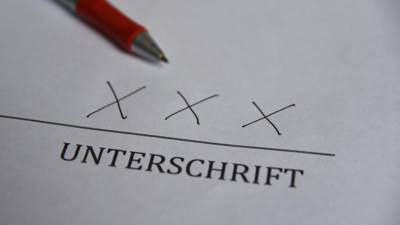Auf einen Dokument wurde im Unterschriftsfeld statt des Namens drei Mal der Buchstabe X eingetragen. Auf einen Dokument wurde im Unterschriftsfeld statt des Namens drei Mal der Buchstabe X eingetragen.