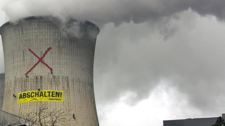 Aktivisten der Umweltschutzorganisation Greenpeace haben ein Banner mit der Aufschrift - Abschalten - an einem Turm des RWE-Braunkohlekraftwerks Neurath aufgehängt und ein rotes Kreuz aufgemalt. 