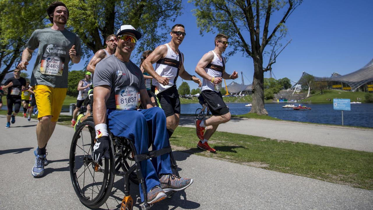 Tarek Rasouli (Mitte) nimmt 2016 in München am Wings for Life Run teil. Tarek Rasouli (Mitte) nimmt 2016 in München am Wings for Life Run teil.