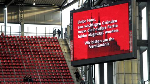 Fußball, Bundesliga, 13. Spieltag, 1. FC Köln - 1. FSV Mainz 05 am 19.11.2011 im Rheinenergie-Stadion in Köln: Zuschauer verlassen das Stadion, nachdem das Spiel abgesagt worden ist. Der für die Partie angesetzte Schiedsrichter Babak Rafati sei nicht einsatzfähig, erklärte FC-Pressesprecher Tobias Schmidt.