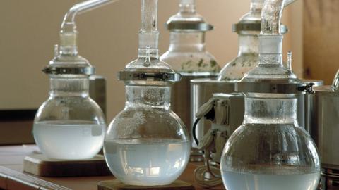 In einem Labor stehen mehrere Rundkolben zum Destillieren.