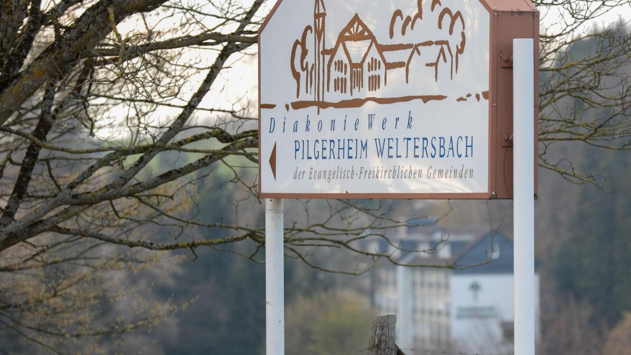 Blick auf das Seniorenheim Pilgerheim Weltersbach in Leichlingen, im Vordergrund ist ein Schild mit der Aufschrift "Pilgerheim Weltersbachr" zu sehen Blick auf das Seniorenheim Pilgerheim Weltersbach in Leichlingen, im Vordergrund ist ein Schild mit der Aufschrift "Pilgerheim Weltersbachr" zu sehen