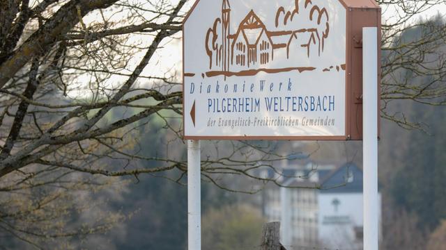 Blick auf das Seniorenheim Pilgerheim Weltersbach in Leichlingen, im Vordergrund ist ein Schild mit der Aufschrift "Pilgerheim Weltersbachr" zu sehen