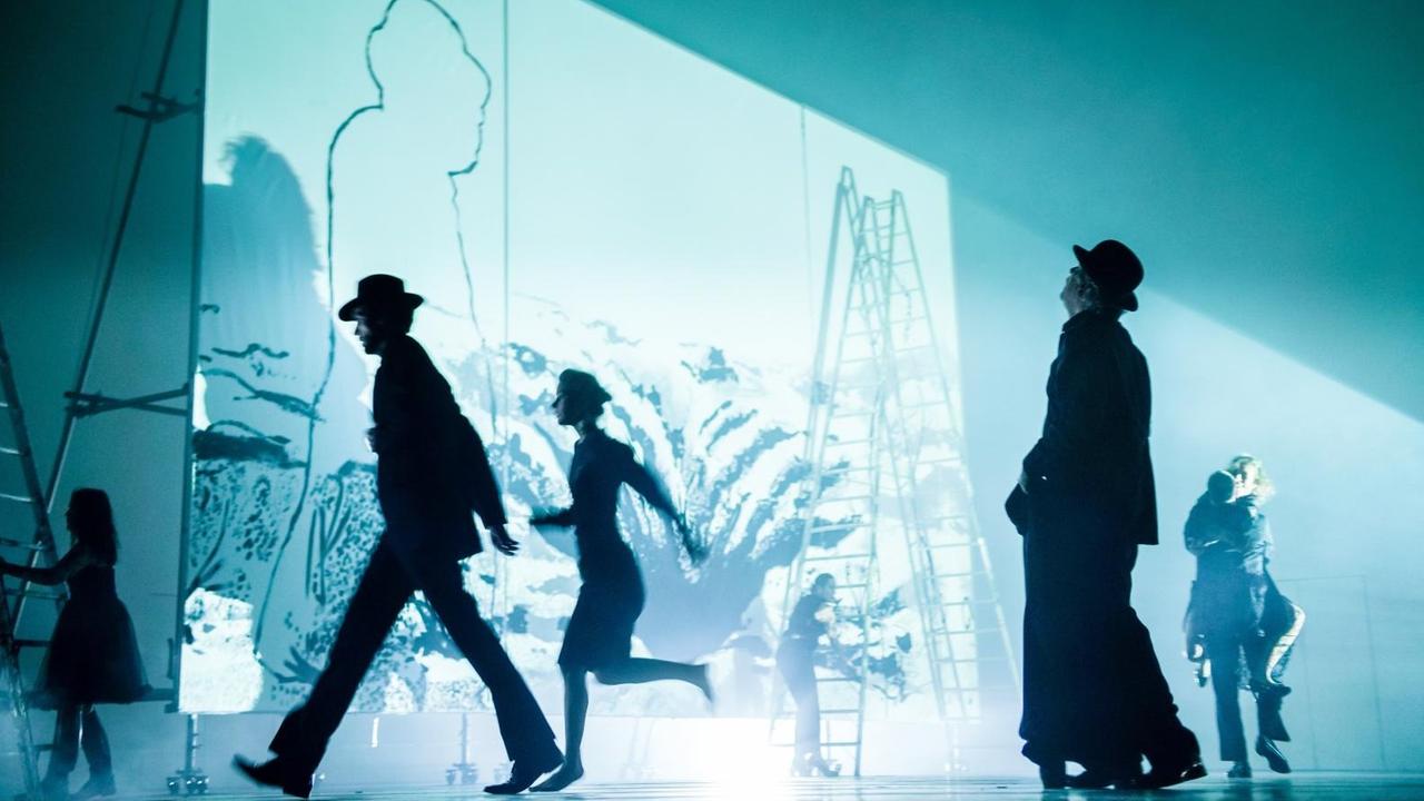 Hunger. Peer Gynt nach Knut Hamsun / Henrik Ibsen. Auf dem Bild: Natali Seelig, Marcel Kohler, Cordelia Wege, Almut Zilcher, Peter René Lüdicke, Elias Arens, Linda Pöppel Hunger. Peer Gynt nach Knut Hamsun / Henrik Ibsen. Auf dem Bild: Natali Seelig, Marcel Kohler, Cordelia Wege, Almut Zilcher, Peter René Lüdicke, Elias Arens, Linda Pöppel