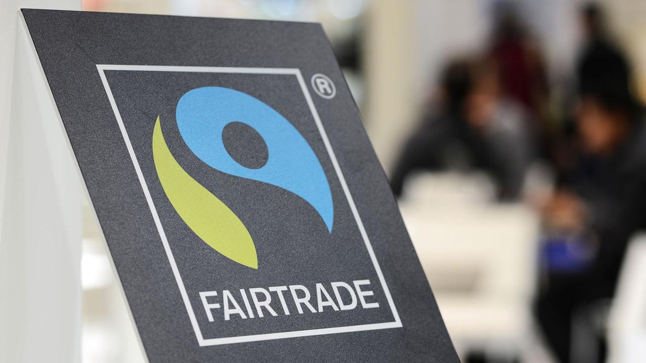 Ein Schild mit der Aufschrift «Fairtrade Partner» steht auf der BioFach-Messe 2014 in Nürnberg (Bayern). Ein Schild mit der Aufschrift «Fairtrade Partner» steht auf der BioFach-Messe 2014 in Nürnberg (Bayern).