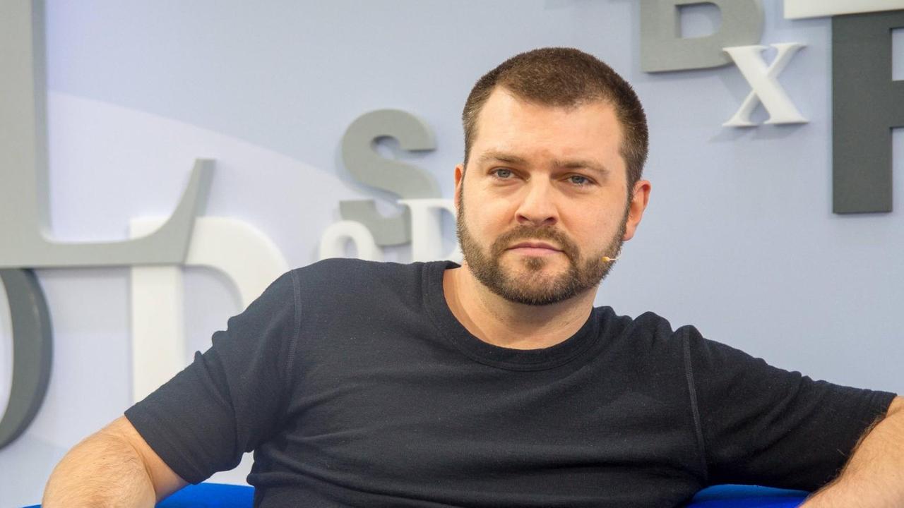 Der Blogger und Autor Christian Brandes alias Schlecky Silberstein sitzt auf einem Sofa bei der Leipziger Buchmesse im Jahr 2018. Der Blogger und Autor Christian Brandes alias Schlecky Silberstein sitzt auf einem Sofa bei der Leipziger Buchmesse im Jahr 2018.