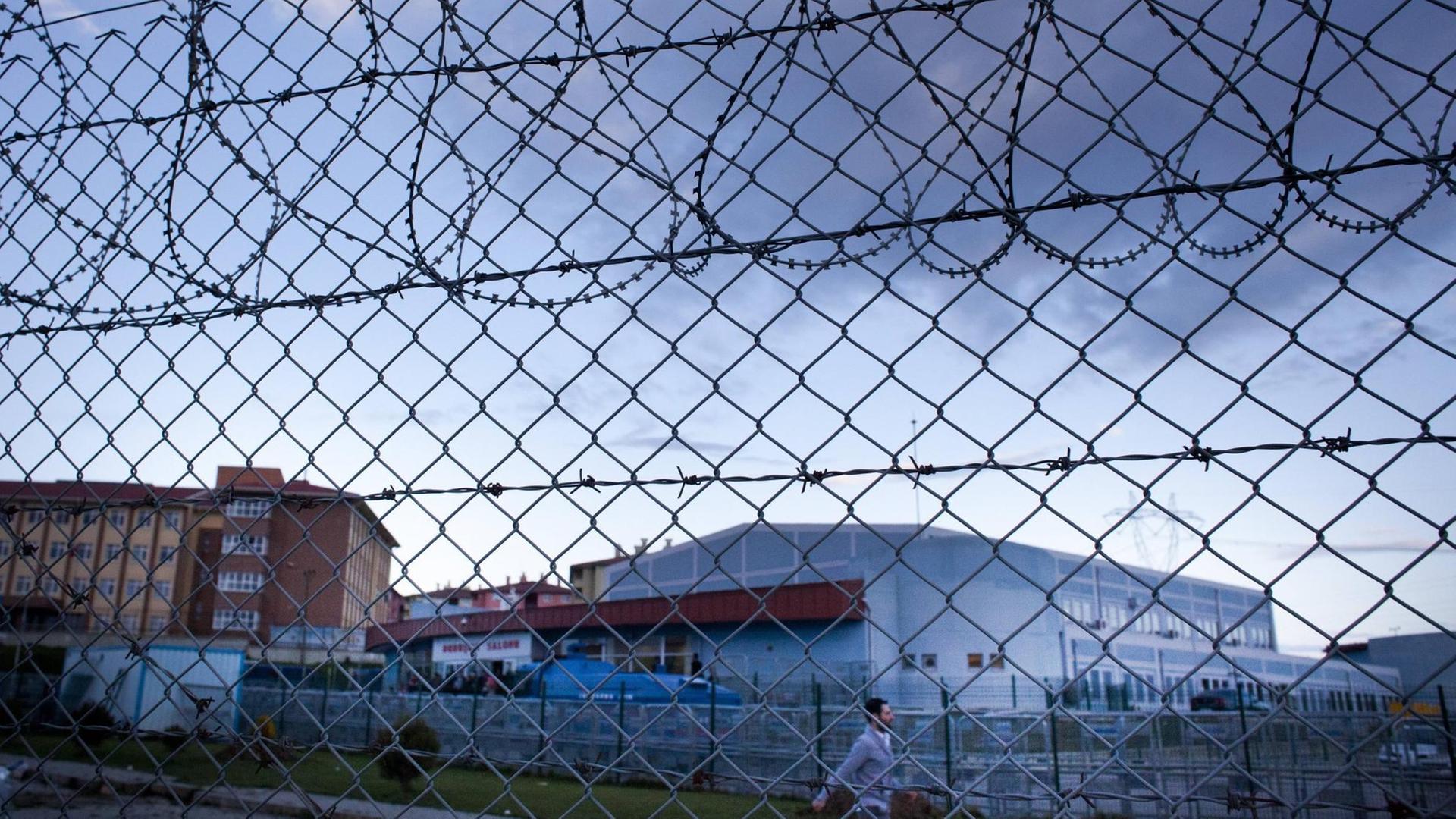70 Kilometer außerhalb von Istanbul liegen das Gefängnis und Gericht von Silivri. Das Gebäude ist hinter einem Sicherheitszaun zu sehen. 70 Kilometer außerhalb von Istanbul liegen das Gefängnis und Gericht von Silivri. Das Gebäude ist hinter einem Sicherheitszaun zu sehen.
